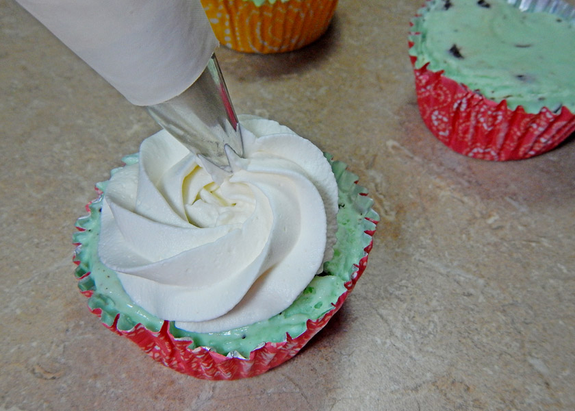 Whipped Cream Topping For Mini Ice Cream Cakes